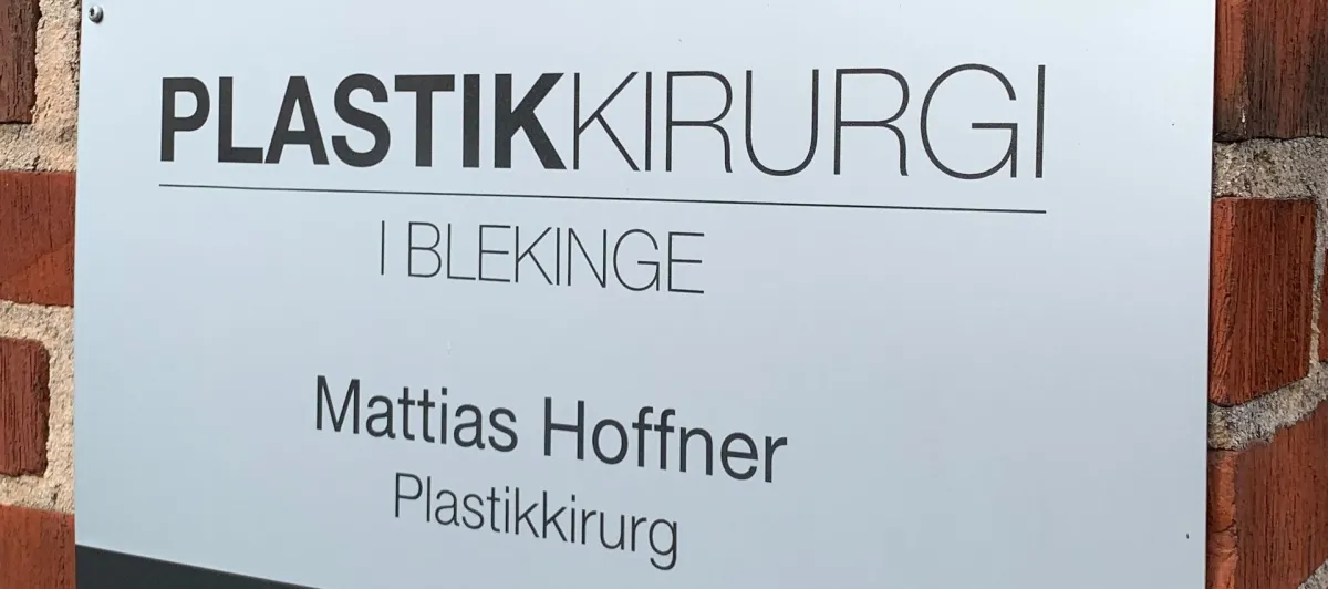 Skylt vid entrén till Plastikkirurgi i Blekinge – Mattias Hoffner, plastikkirurg, Karlshamn